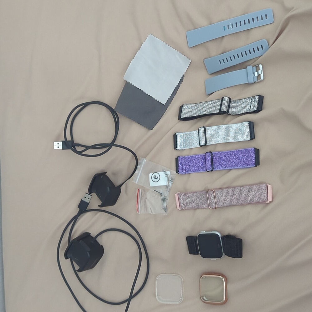 Fitbit Versa Plus Lots of Accessories